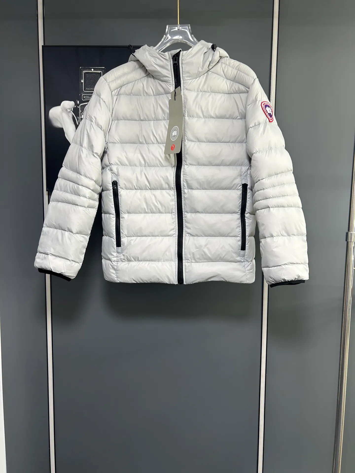 P660 CANADA GOOSE Canada Goose Crofton solid color hooded zipper outdoor warm rib down jacket 90 down filling 750 fill power Tajima embroidery white duck down short lightweight hooded down jacket jacket small zipper pocket on the chest side for storing things The Thorium AR hooded model is versatile, durable and warm. It can be used as a mid-layer in winter and winter, or worn alone. It can also be easily worn with hard-shell clothing in cold environments.     The fabric has been improved with AratoTM30 nylon fabric with fine texture, which is super warm and very wear-resistant. It is also treated with DWR, which can effectively prevent water and moisture.     DownCompositeMapping zone filling technology can reasonably allocate down insulation and synthetic insulation areas. The simple design of StormHoodM is made of synthetic insulation materials. Zippered hand pockets, inner zipper pockets. Combination of technology and technology. Lightweight and warm. Three-dimensional tailoring. Hooded design. Complete three-label accessories. What you see is what you get. Same style for men and women. Color: off-white. Size: M-3XL.